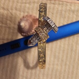 Beatiful Bangle with Crystals